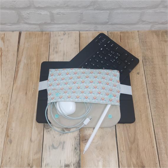 astuccio tablet con oggetti utili