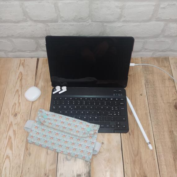 astuccio tablet con oggetti utili disposti