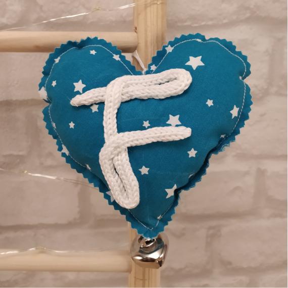 cuore imbottito di stoffa con base azzurra e stelline con F di cordoncino e sonaglio