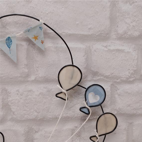 nuvola di alluminio con palloncini, bandierine e gufo sui toni del beige e azzurro