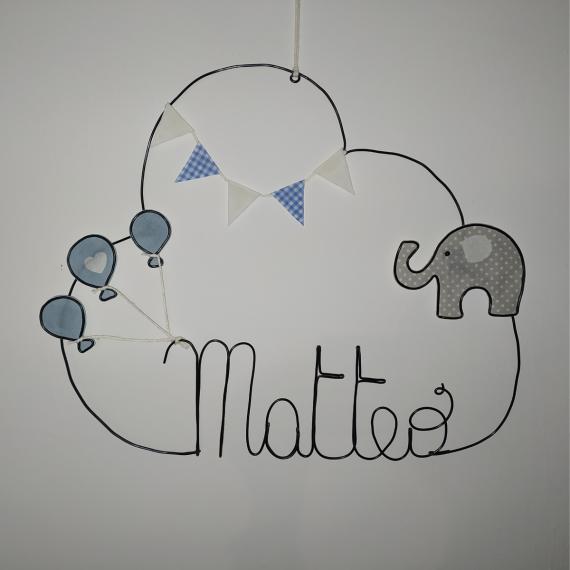 nuvola di alluminio con palloncini, bandierine e elefante sui toni del grigio e azzurro
