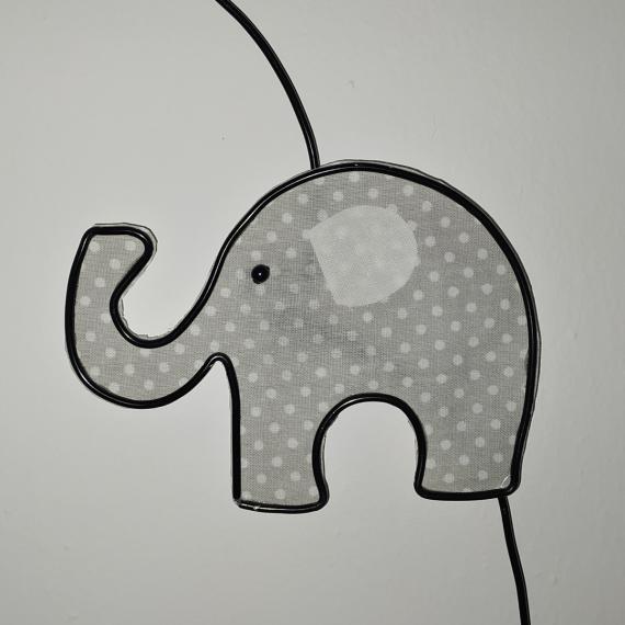 nuvola di alluminio con palloncini, bandierine e elefante sui toni del grigio e azzurro
