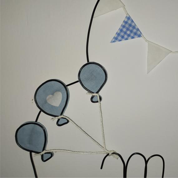 nuvola di alluminio con palloncini, bandierine e elefante sui toni del grigio e azzurro