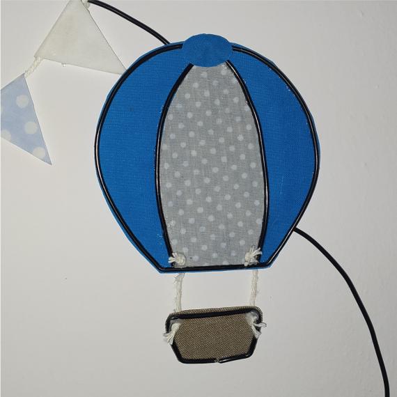 nuvola di alluminio con mongolfiera, bandierine e farfalle sui toni del viola e azzurro
