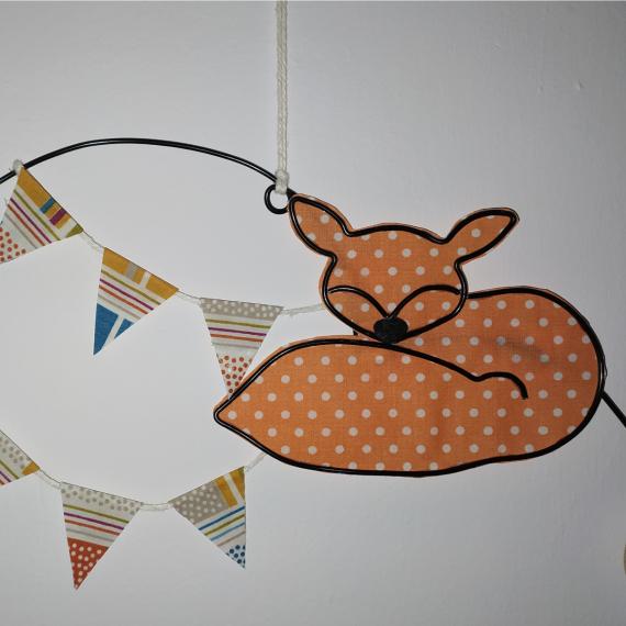 nuvola di alluminio con palloncini, bandierine, volpe e ghianda sui toni dell'arancione e beige